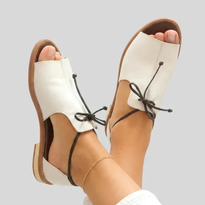Sandalias de Cordones y Punta Abierta en Cuero Metalizado