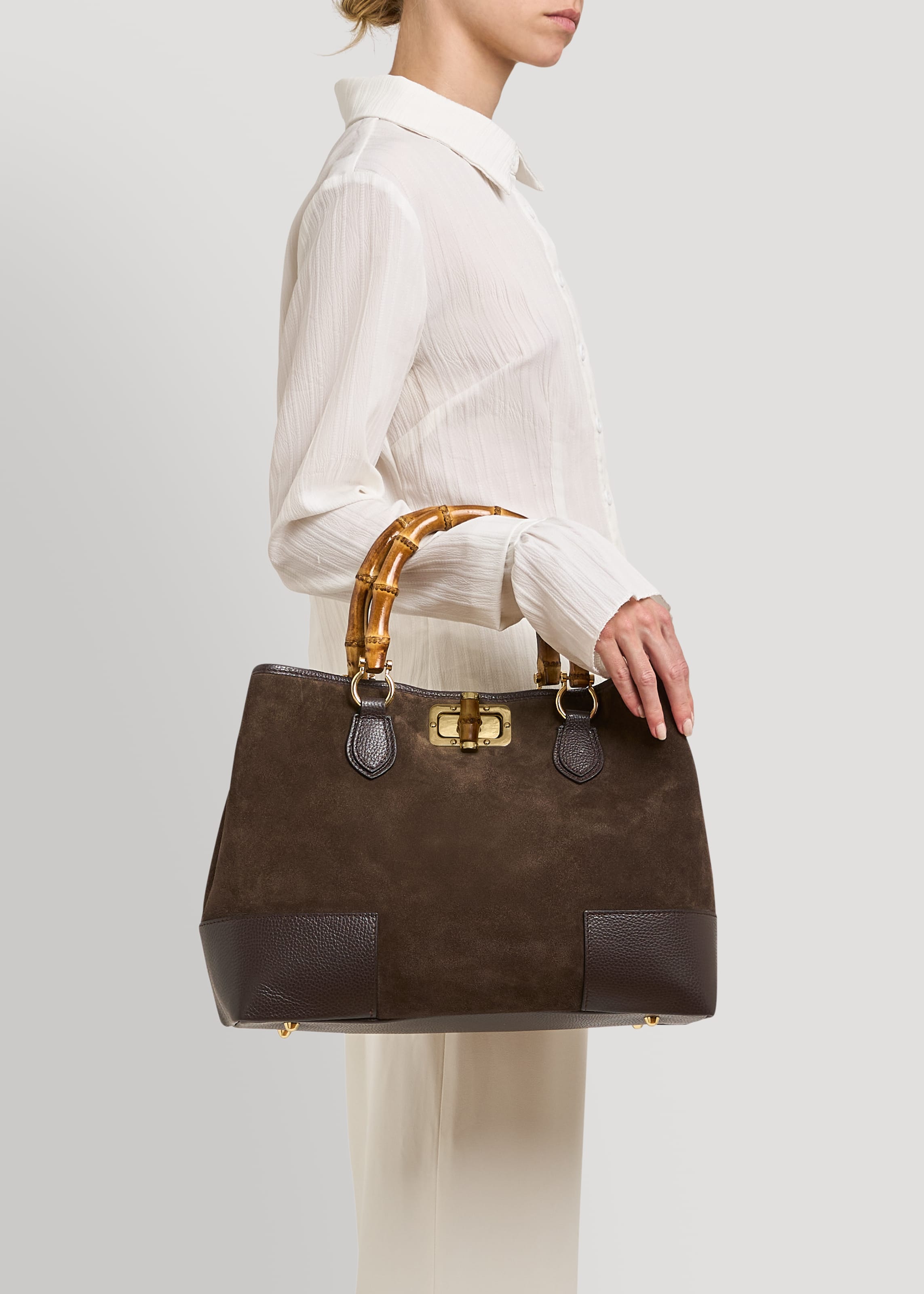 Bolso de Ante y Piel Marrón Oscuro con Asas de Bambú y Herrajes Dorados