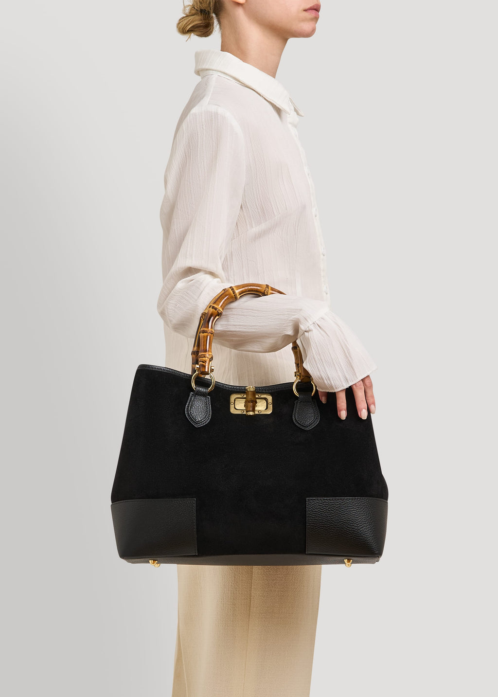 Bolso de Ante y Piel Negro con Asas de Bambú y Herrajes Dorados