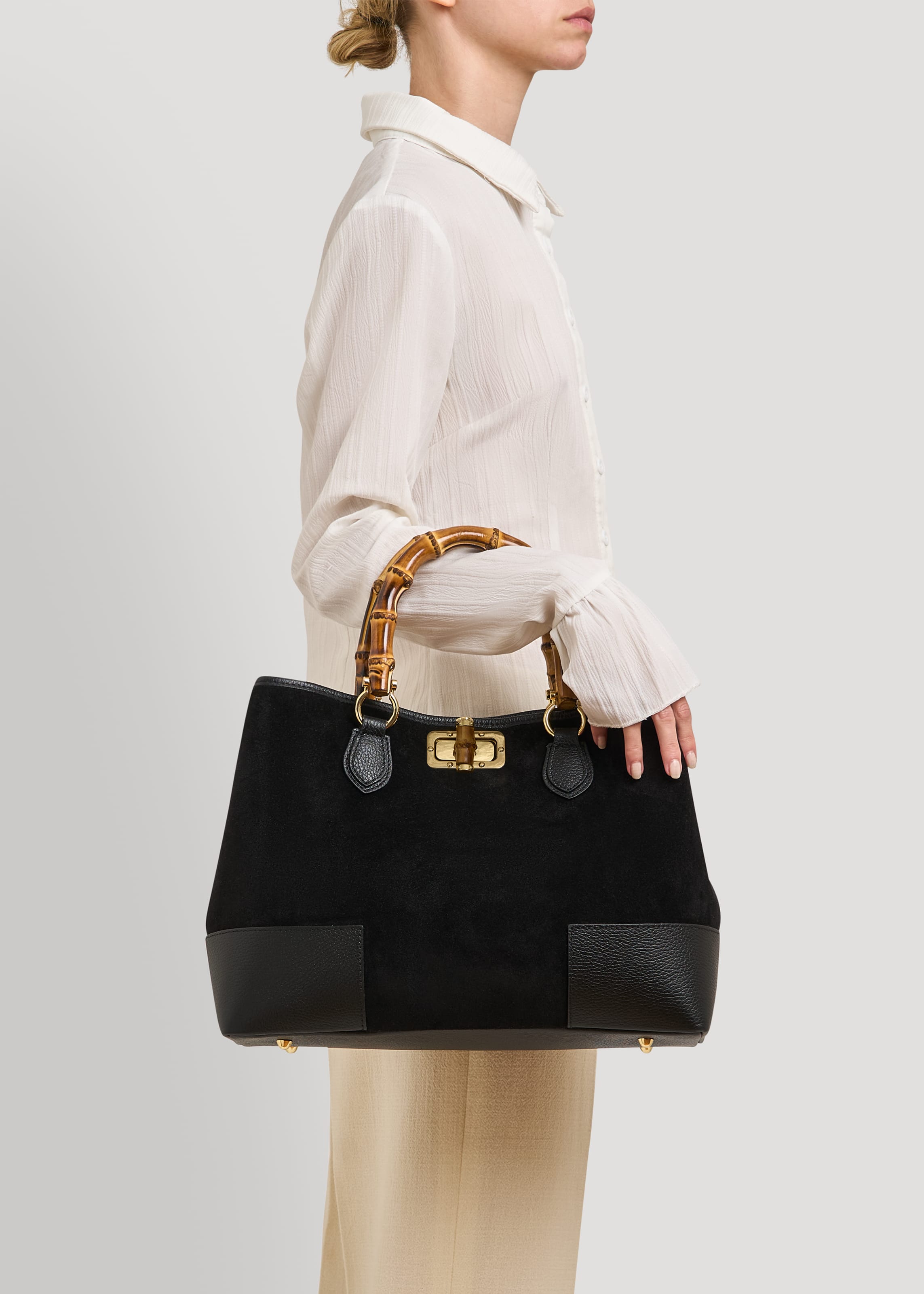 Bolso de Ante y Piel Negro con Asas de Bambú y Herrajes Dorados