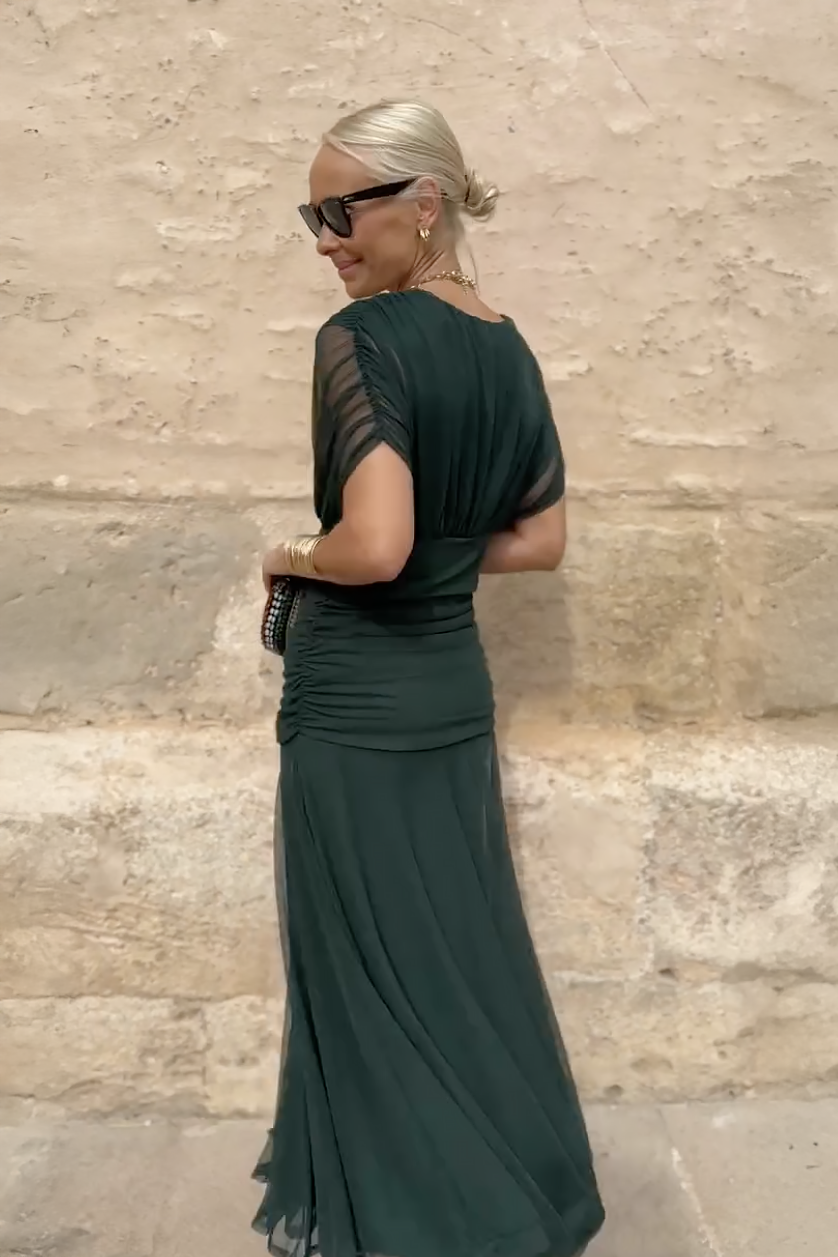 Vestido Largo Elegante de Escote en V y Cintura Plisada en Seda