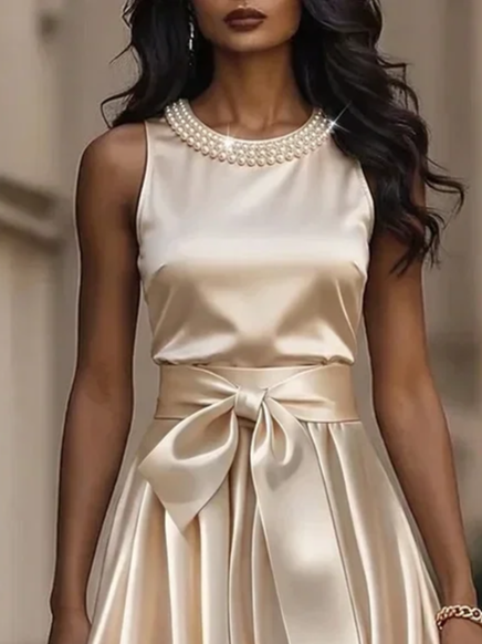 Vestido Midi Elegante Marfil Satinado sin Mangas con Escote de Perlas y Lazo en la Cintura