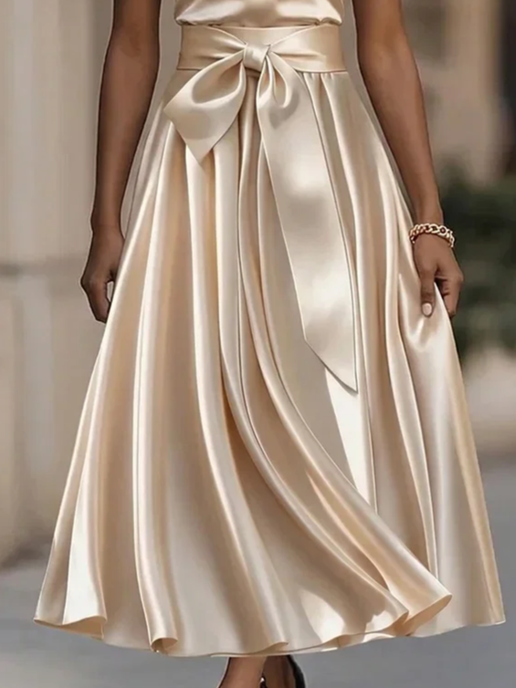 Vestido Midi Elegante Marfil Satinado sin Mangas con Escote de Perlas y Lazo en la Cintura