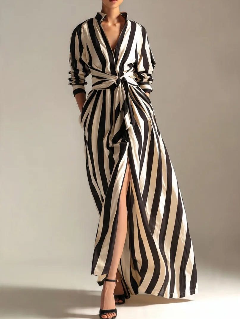 Vestido Maxi Blanco y Negro de Rayas Verticales, Escote en V, Cinturón y Abertura Frontal