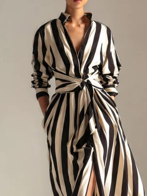 Vestido Maxi Blanco y Negro de Rayas Verticales, Escote en V, Cinturón y Abertura Frontal