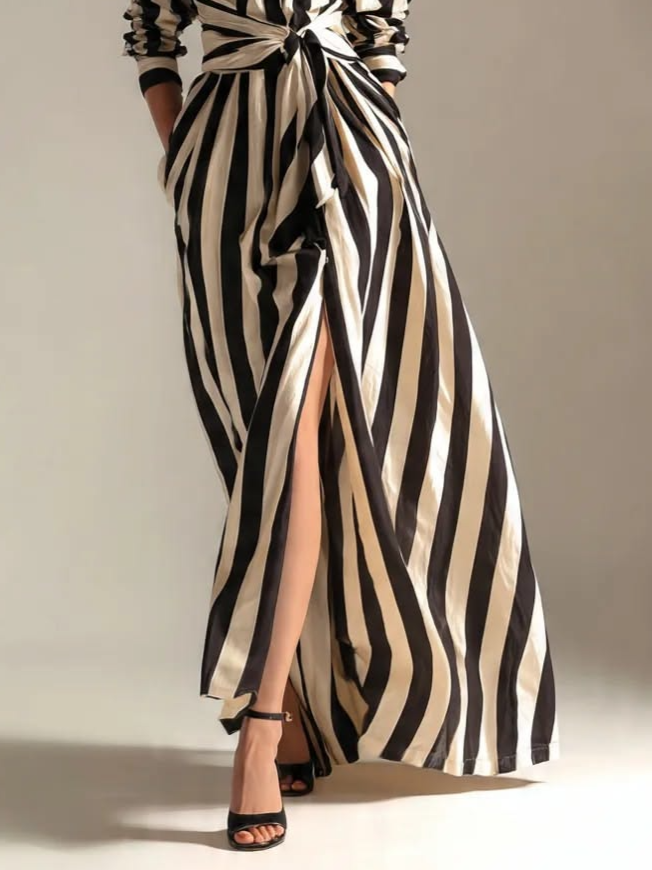 Vestido Maxi Blanco y Negro de Rayas Verticales, Escote en V, Cinturón y Abertura Frontal