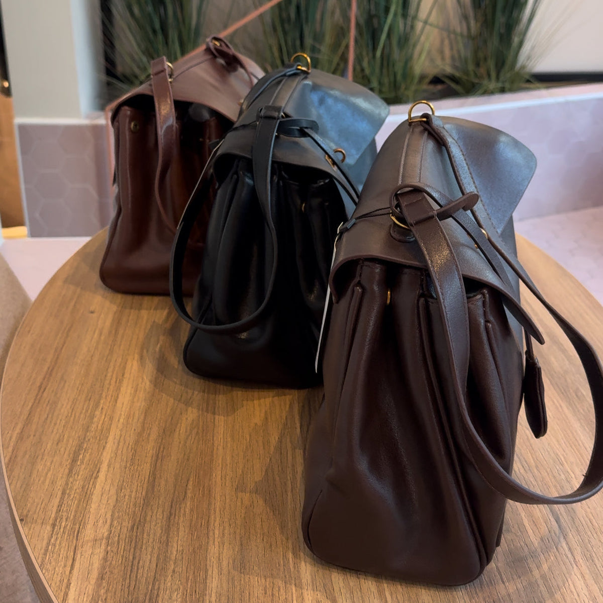 Bolso Vintage de Cuero Vegano con Herrajes Dorados