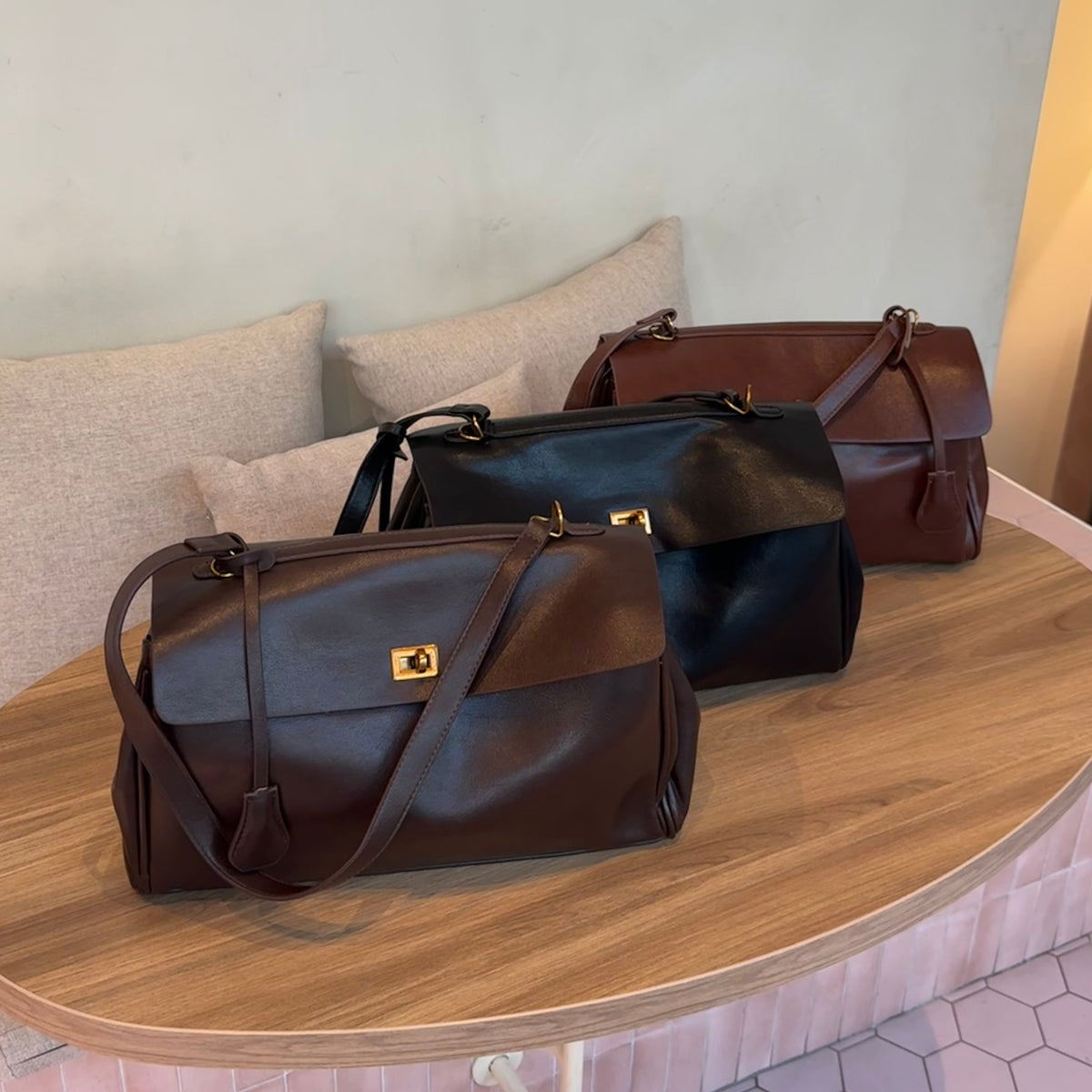 Bolso Vintage de Cuero Vegano con Herrajes Dorados