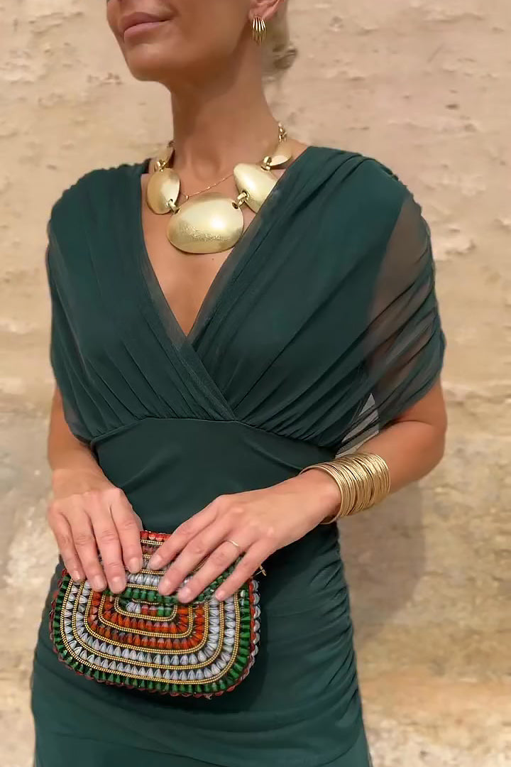 Vestido Largo Elegante de Escote en V y Cintura Plisada en Seda