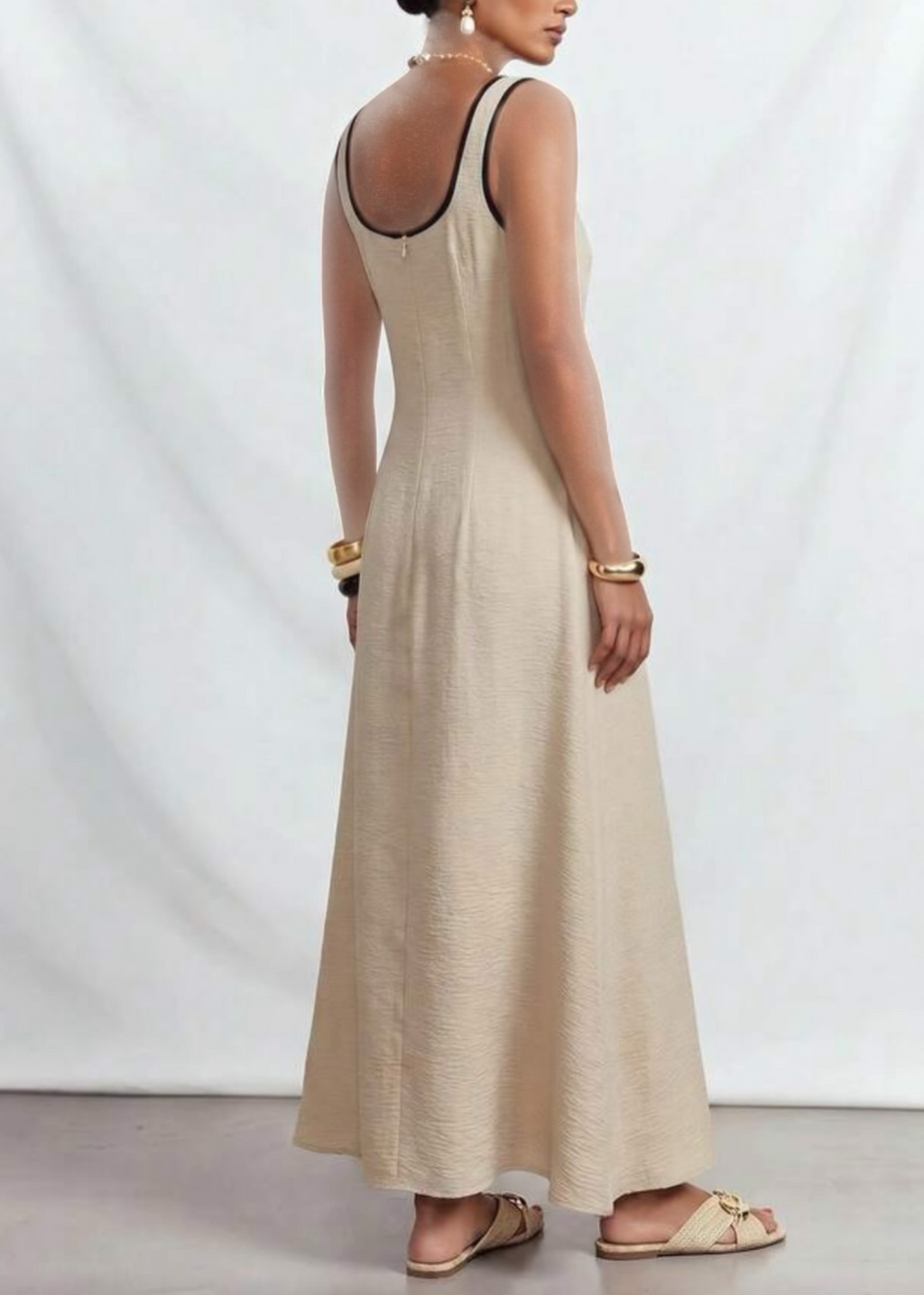 Vestido Maxi Beige de Cuello Cuadrado con Ribete Negro y Lazo