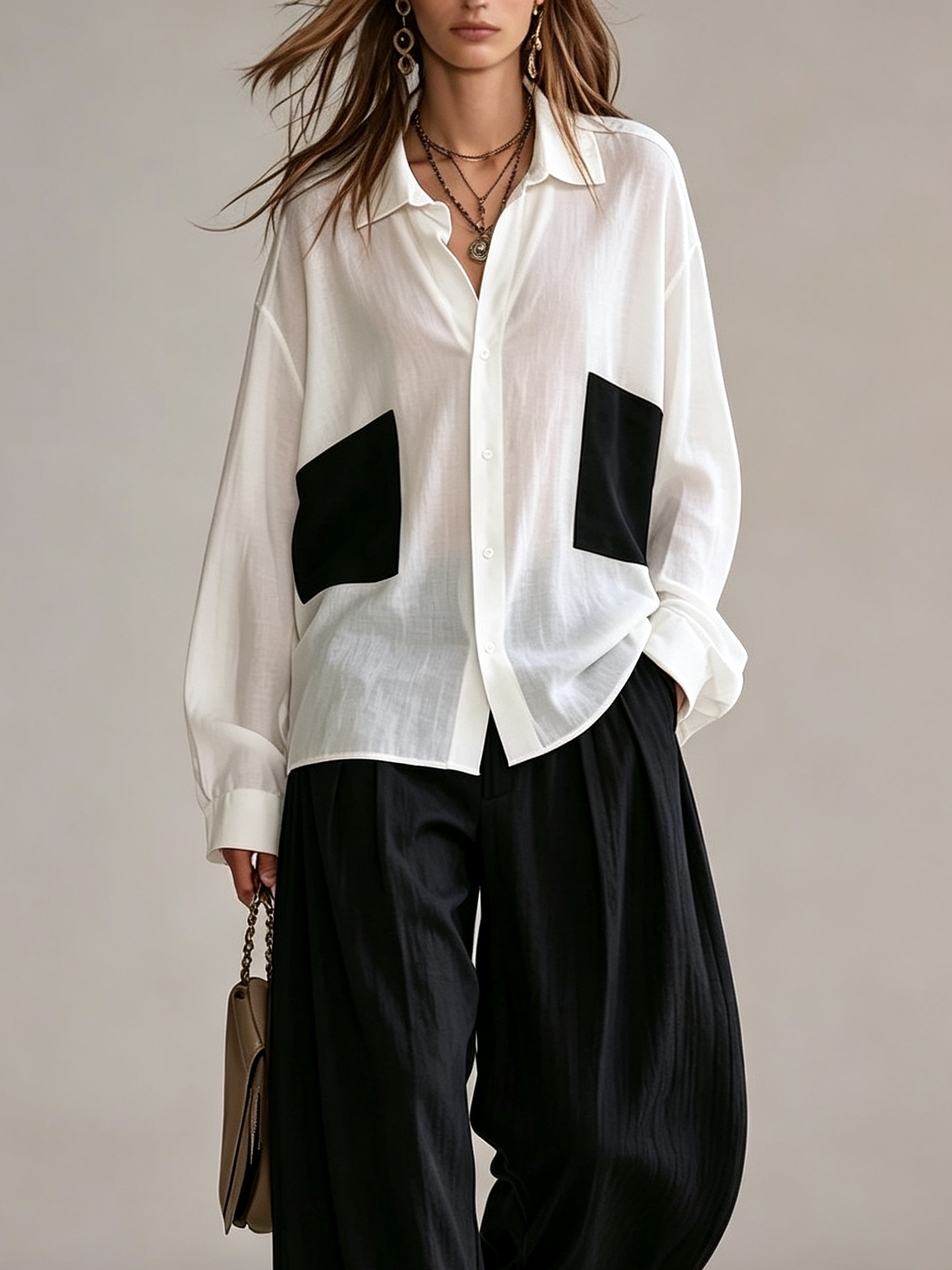 Conjunto Blanco y Negro: Camisa Oversize con Bolsillos de Parche y Pantalón Ancho de Talle Alto con Bajo a Rayas