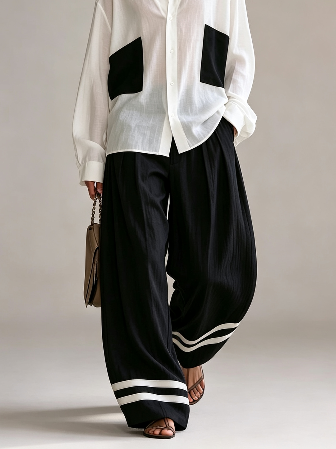 Conjunto Blanco y Negro: Camisa Oversize con Bolsillos de Parche y Pantalón Ancho de Talle Alto con Bajo a Rayas