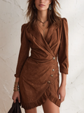 Vestido Mini Marrón de Escote en V, Cintura Marcada y Bajo Asimétrico