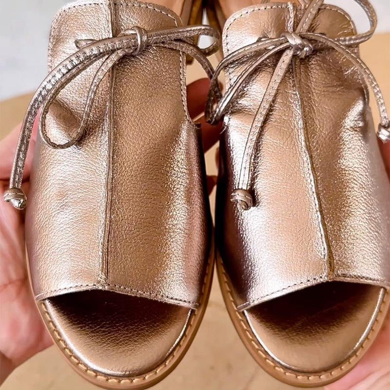 Sandalias de Cordones y Punta Abierta en Cuero Metalizado