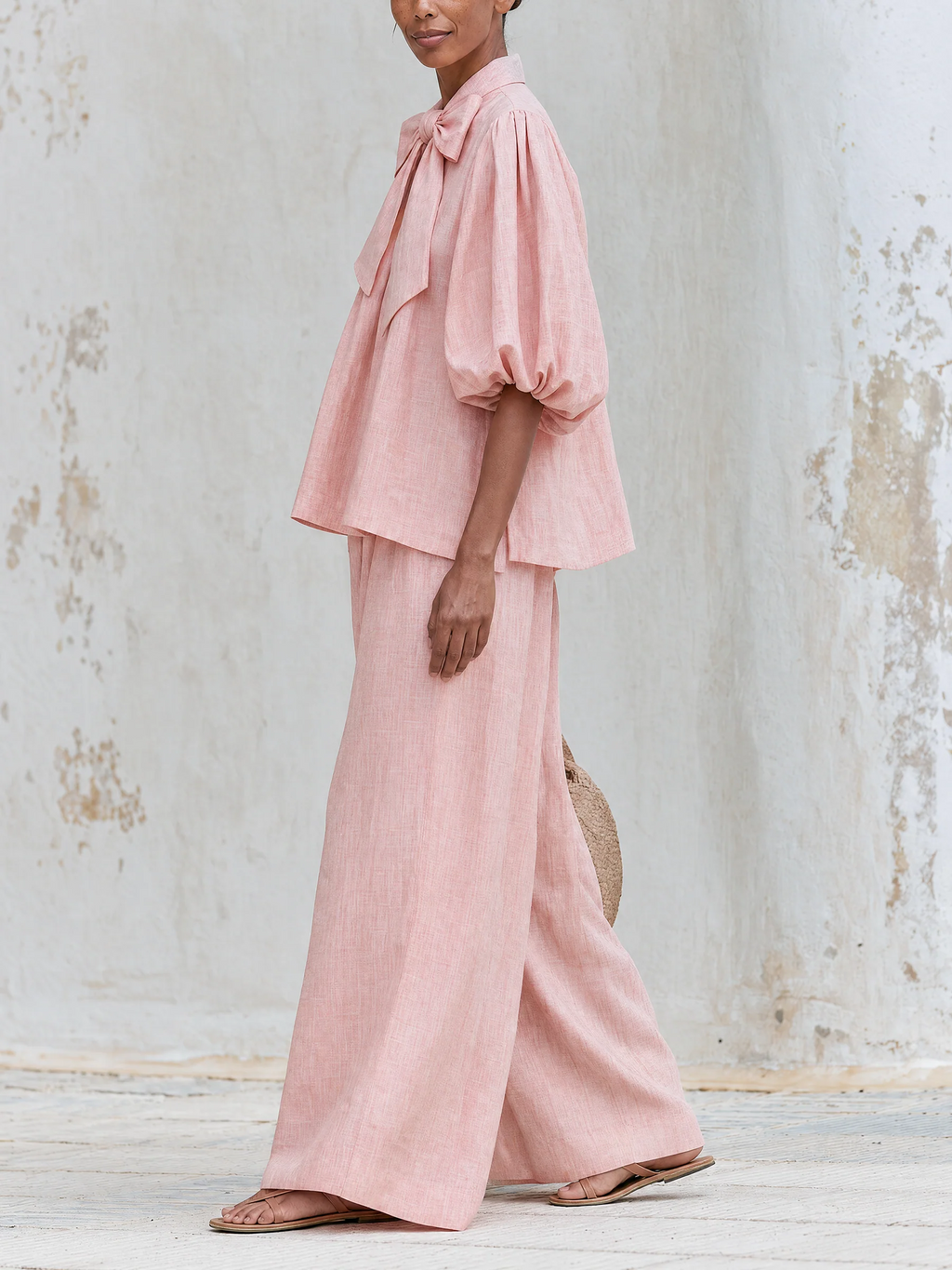 Conjunto Rosa Palo: Top con Lazo y Mangas Abullonadas en Mezcla de Lino y Pantalón Ancho