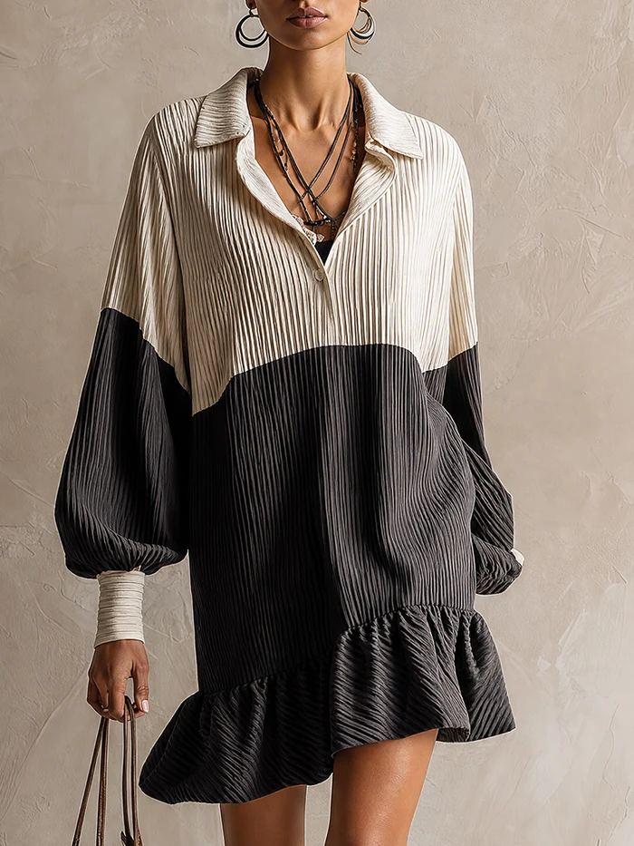 Vestido Túnica Blanco y Negro Plisado con Bloques de Color, Botones y Bajo de Volantes