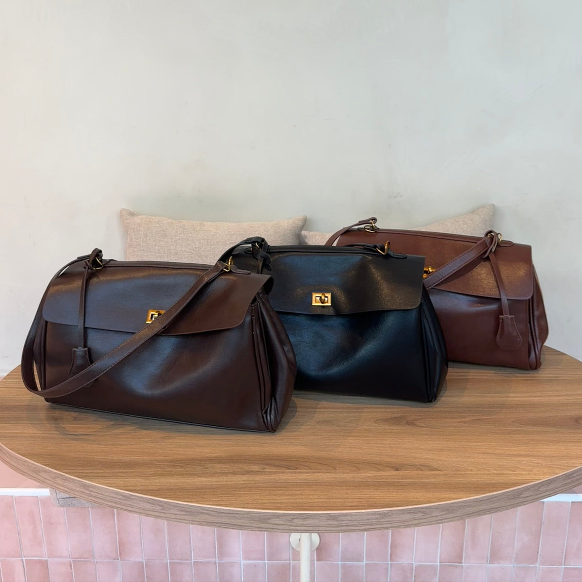Bolso Vintage de Cuero Vegano con Herrajes Dorados