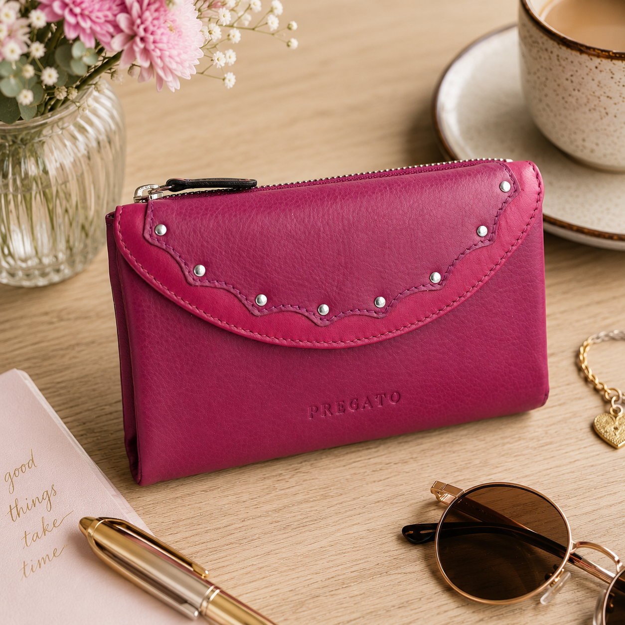 Billetero de Piel Glamouroso con Solapa Ondulada y Detalles Metálicos