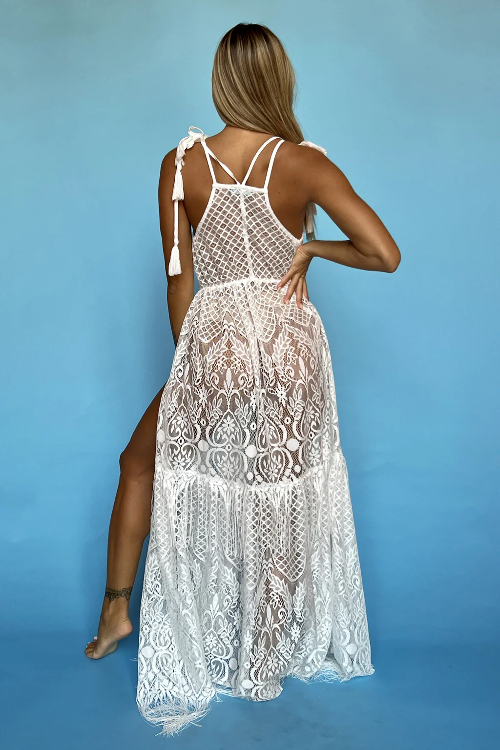 Vestido Largo Ibicenco de Escote Profundo con Flecos y Abertura Frontal