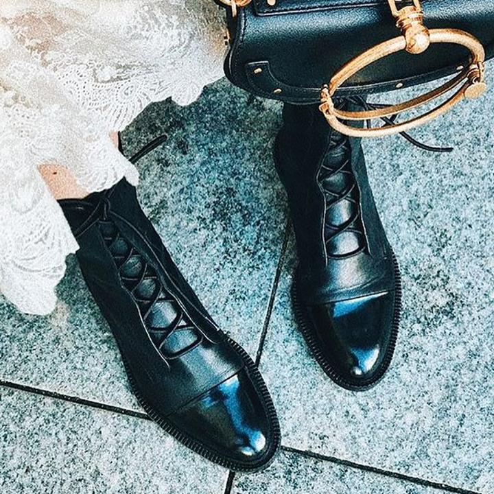Botines de Cordones con Puntera Contrastada y Tacón Bajo