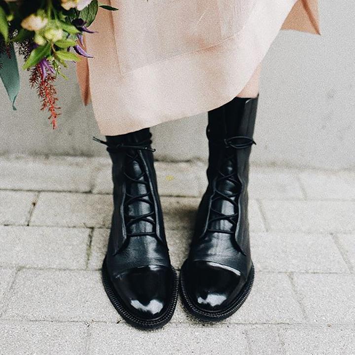 Botines de Cordones con Puntera Contrastada y Tacón Bajo