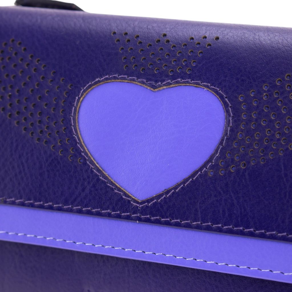 Billetero de Piel con Corazón Calado, Tono Intenso y Protección RFID