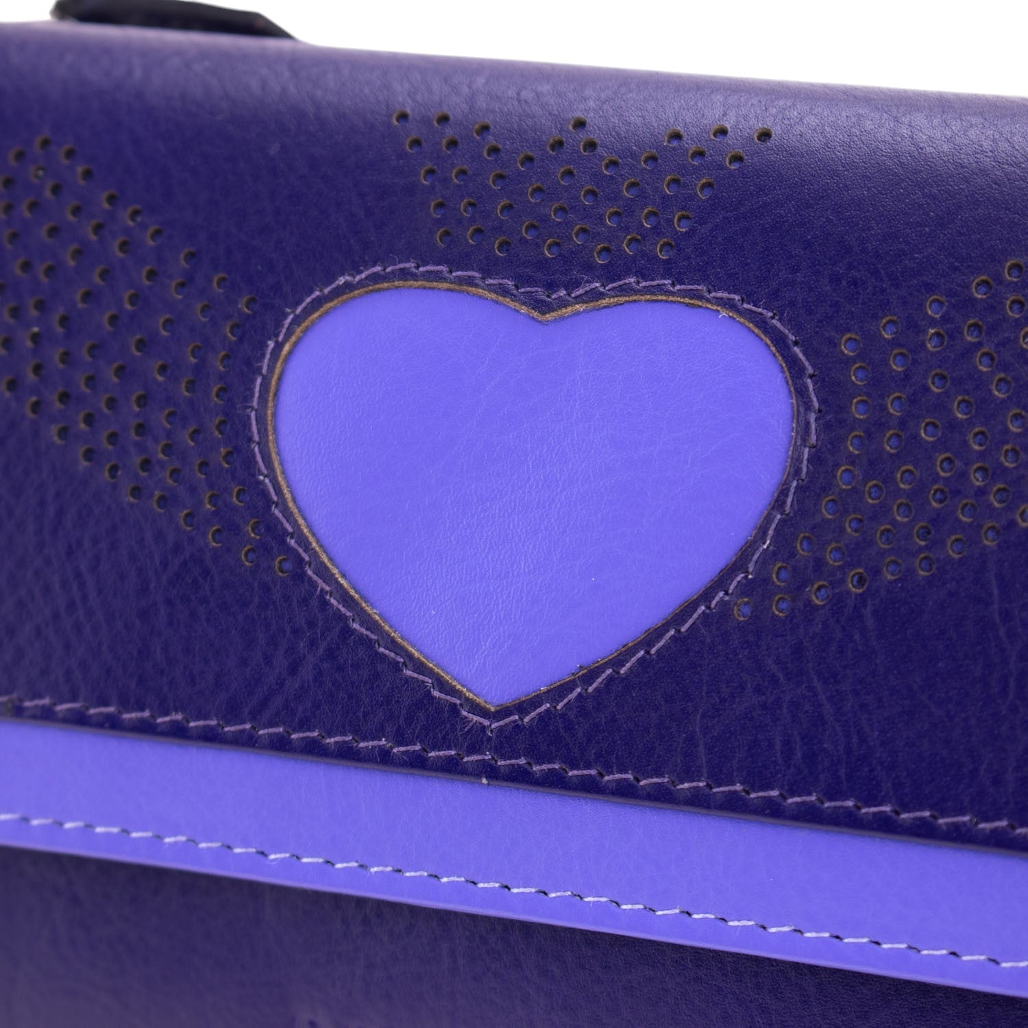 Billetero de Piel con Corazón Calado, Tono Intenso y Protección RFID