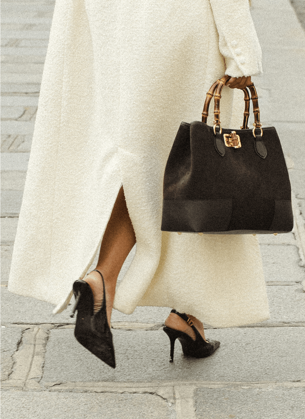Bolso de Ante y Piel Marrón Oscuro con Asas de Bambú y Herrajes Dorados