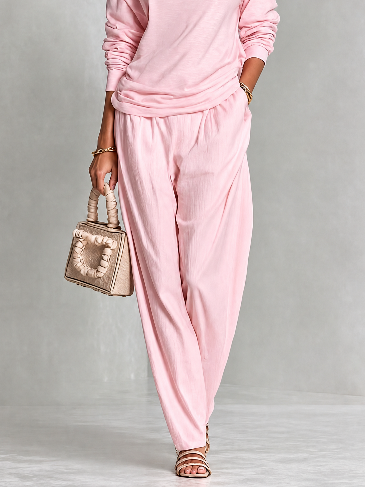 Conjunto Rosa Palo: Top Holgado de Cuello Alto y Pantalón Harem de Cintura Elástica