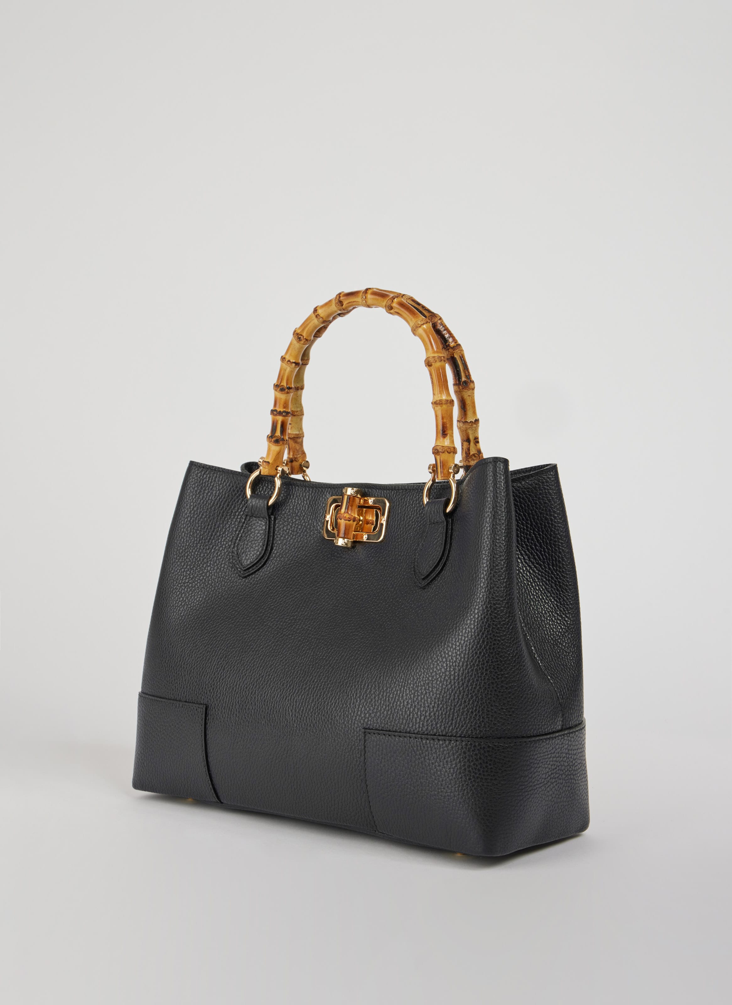 Bolso de Piel Martilleada Negra con Asas de Bambú y Herrajes Dorados