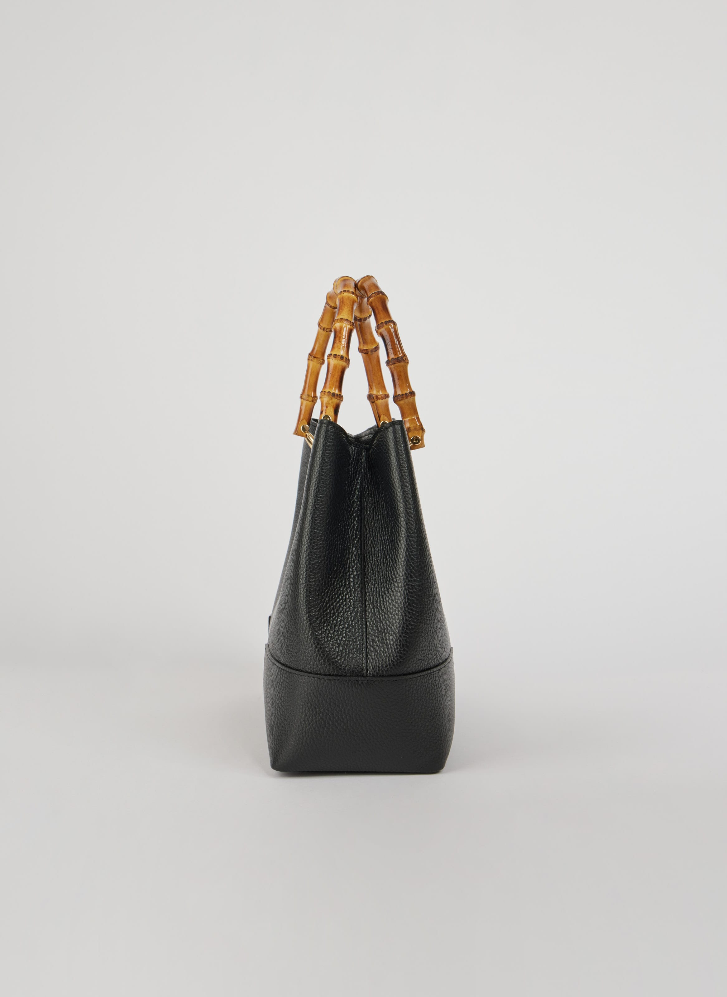 Bolso de Piel Martilleada Negra con Asas de Bambú y Herrajes Dorados