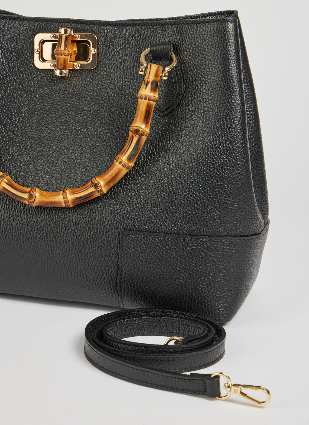 Bolso de Piel Martilleada Negra con Asas de Bambú y Herrajes Dorados