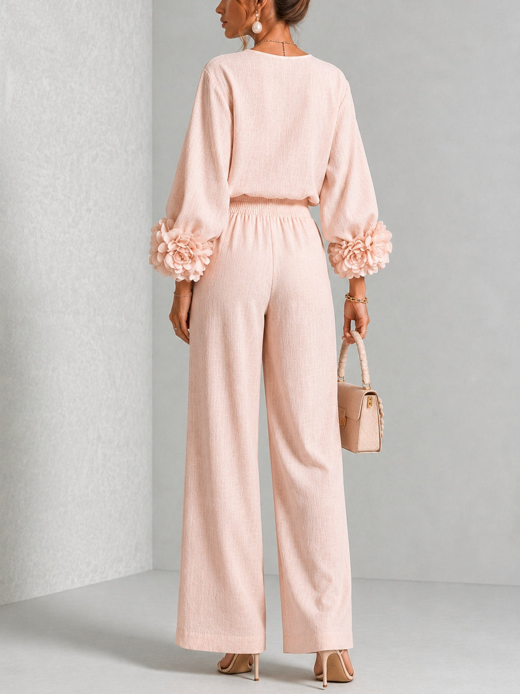 Conjunto de dos piezas con puños florales en rosa palo, vista trasera