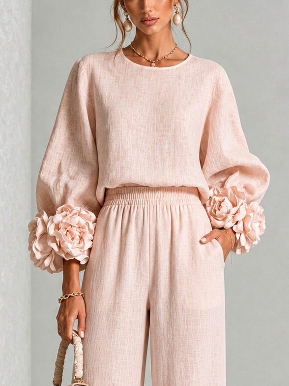 Conjunto de dos piezas con puños florales en rosa palo, detalle del top