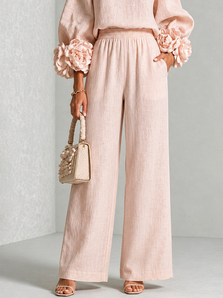 Conjunto de dos piezas con puños florales en rosa palo, detalle de los puños florales
