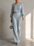 Conjunto Azul Grisáceo Satinado: Top de Hombros Descubiertos con Mangas Farol y Pantalón Ancho de Talle Alto