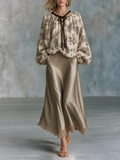 Conjunto Beige: Top Cruzado Estampado Paisley con Mangas Farol y Falda de Encaje Satinado Champán