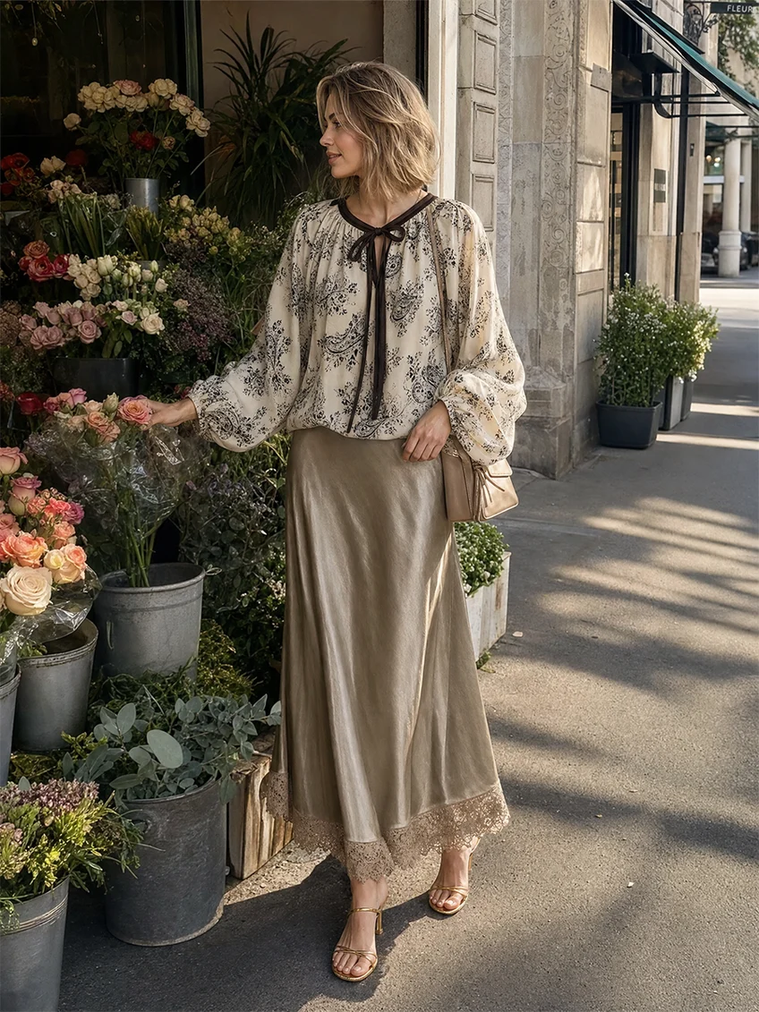 Conjunto Beige: Top Cruzado Estampado Paisley con Mangas Farol y Falda de Encaje Satinado Champán