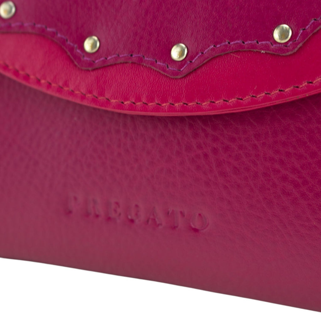 Billetero de Piel Glamouroso con Solapa Ondulada y Detalles Metálicos