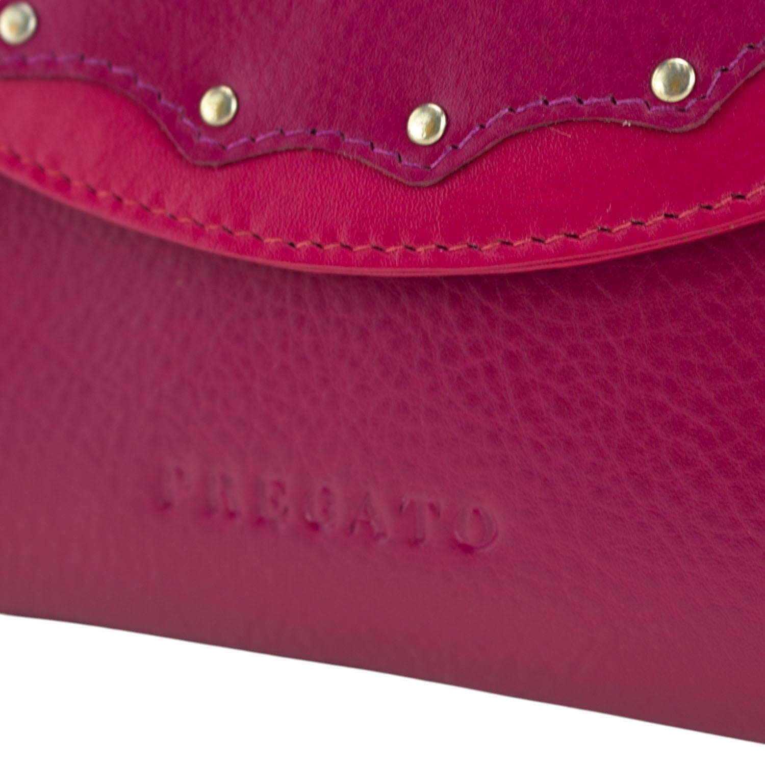 Billetero de Piel Glamouroso con Solapa Ondulada y Detalles Metálicos