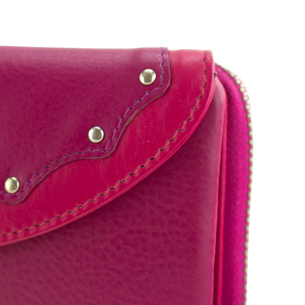 Billetero de Piel Glamouroso con Solapa Ondulada y Detalles Metálicos