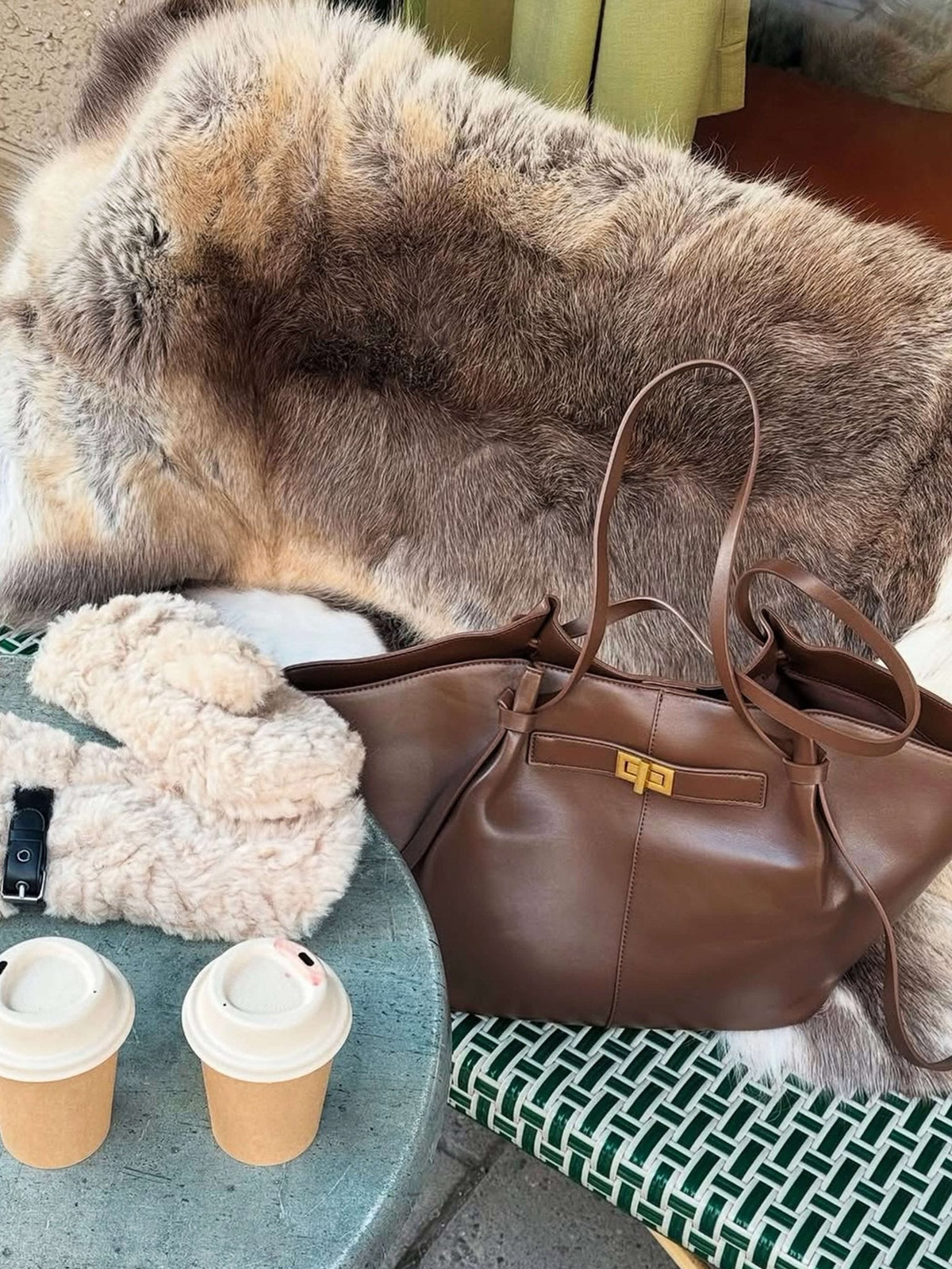 Bolso Shopper de Líneas Curvas en Cuero Vegano