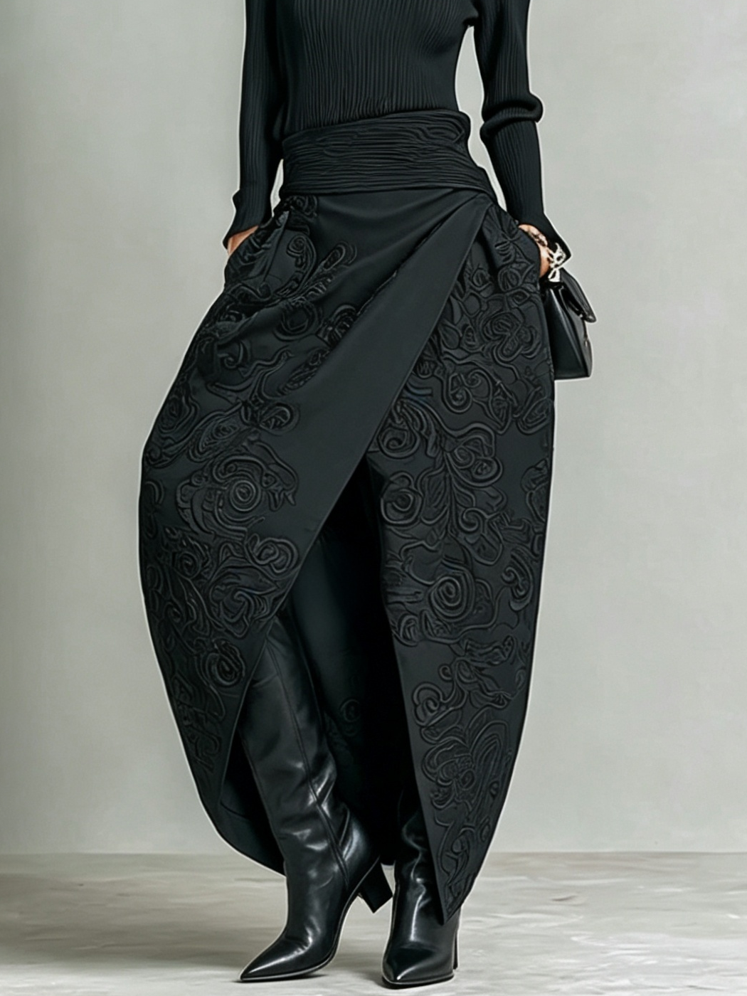 Conjunto de Dos Piezas Negro: Top de Cuello Alto en Punto Canalé y Falda Maxi Cruzada con Relieve Floral